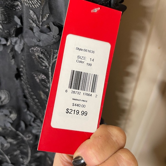 Carmen Marc Valvo Infusion Elegant 3D Flower Black Lace Evening Gown Sz 14 NWT - Picture 6 of 6